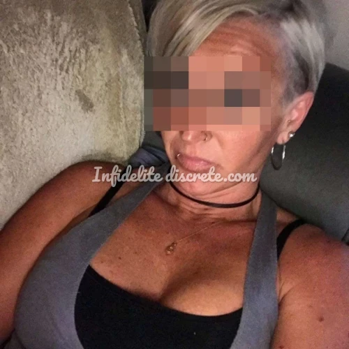 Blonde mariée de Pessac cherche relation infidèle avec h sexuellement attentionné