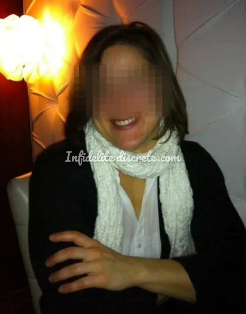 Brune mariée de Montréal ch homme libertin discret pour rencontre adultère