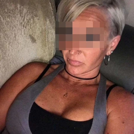 Blonde mariée de Pessac disponible pour rencontre infidèle avec un mec sexuellement attentionné