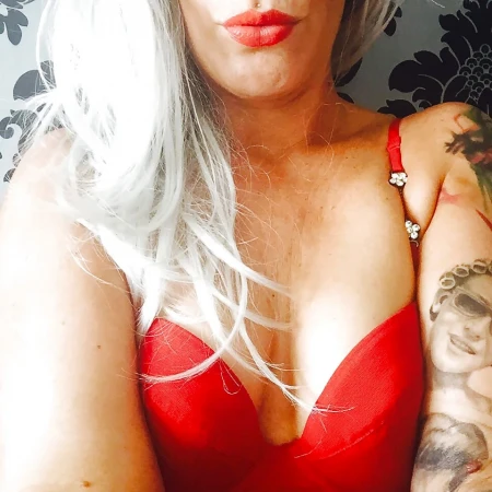 Blonde tatouée cherche à faire des rencontres infidèles discrètes à Fréjus