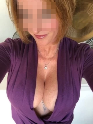 Femme mariée fantasme sur les jeux mecs pour un plan 5 à 7 à Vénissieux