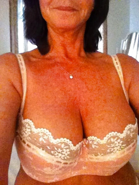 Femme mature mariée à forte poitrine de Saint-Etienne pour rencontre extra-conjugale