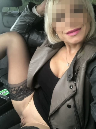 Rencontre dogging discret avec une épouse cougar infidèle de l'Ain