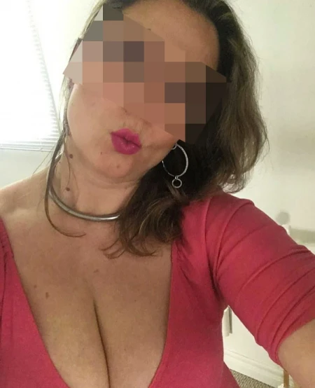 Vieille cochonne aux gros seins de Nîmes disponible pour rencontre adultère