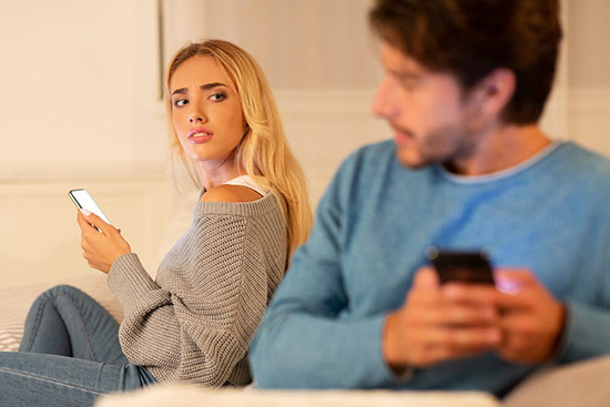 homme infidèle téléphone